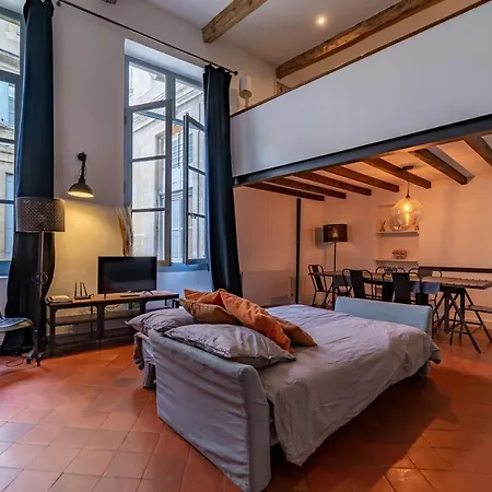 Loft Calme à La Maison Carrée - Nuit à *